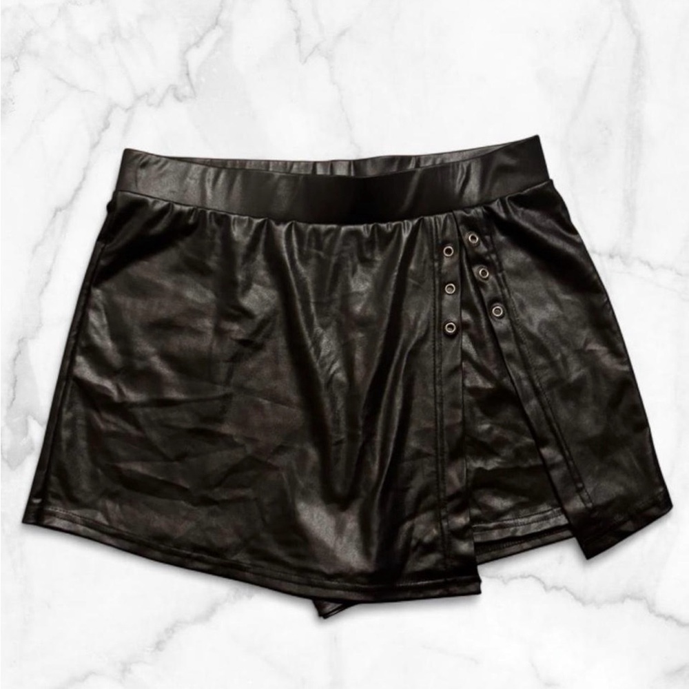 🖤New Mix- Faux Leather Skort🖤